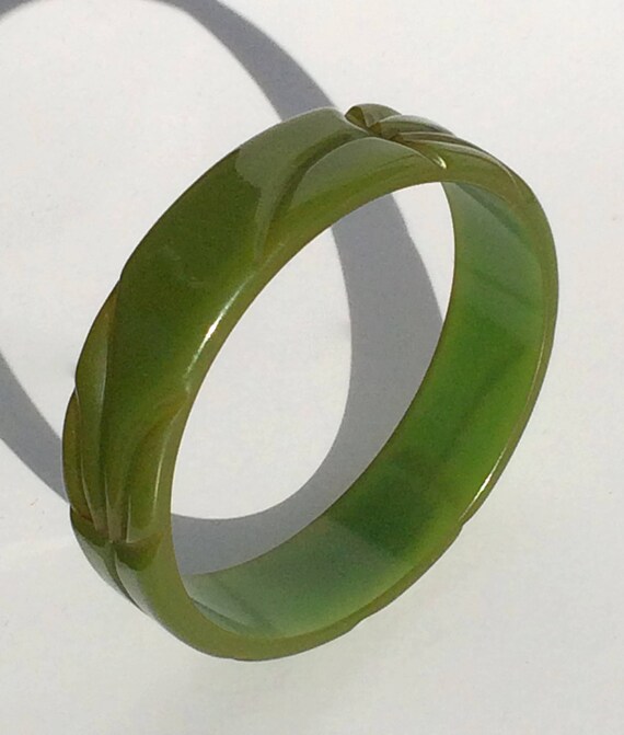 Vintage Bracelet Bakelite Bangle Green Carved Bak… - image 2