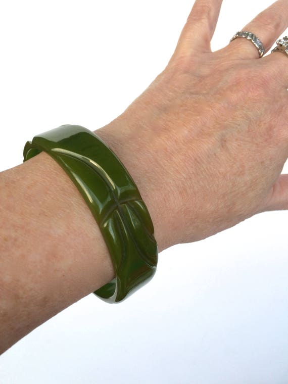 Vintage Bracelet Bakelite Bangle Green Carved Bak… - image 3