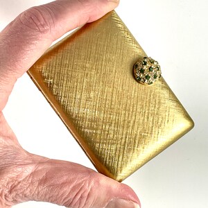 Bolso compacto vintage MCM en tono dorado cepillado con cierre de botón de diamantes de imitación verdes