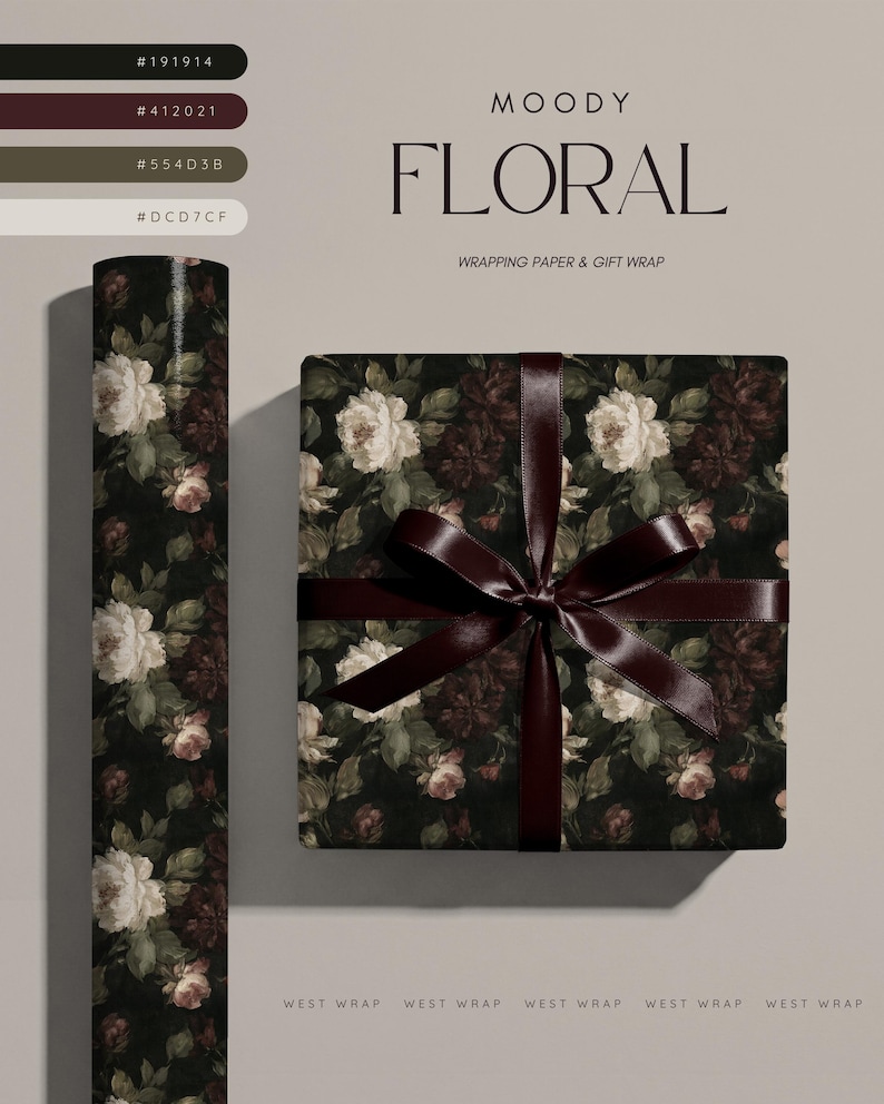 Puede incluir: Un rollo de papel de regalo y una caja cuadrada envuelta con el mismo papel, con un fondo negro y motivos florales en blanco, crema y rojo oscuro. La caja de regalo est&aacute; atada con una cinta de sat&eacute;n de color burdeos oscuro.