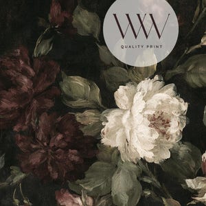 Puede incluir: Una impresi&oacute;n de arte floral con peon&iacute;as de color burdeos intenso y blanco con follaje verde oscuro sobre un fondo negro. Un logotipo circular en la esquina superior derecha contiene el texto WW QUALITY PRINT en letras de color marr&oacute;n oscuro.
