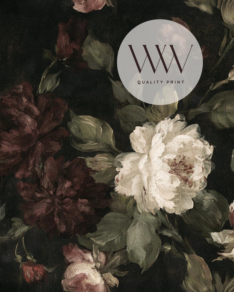 Puede incluir: Una impresi&oacute;n de arte floral con peon&iacute;as de color burdeos intenso y blanco con follaje verde oscuro sobre un fondo negro. Un logotipo circular en la esquina superior derecha contiene el texto WW QUALITY PRINT en letras de color marr&oacute;n oscuro.