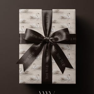 Rollo de papel de regalo Swan: Papel de regalo para baby shower, color beige neutro para despedida de soltera.