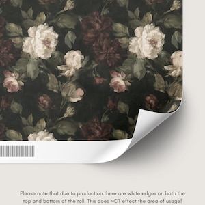 Puede incluir: Un rollo de papel pintado con fondo negro y un patr&oacute;n floral repetitivo de rosas blancas, crema y burdeos oscuro con hojas verdes. El rollo tiene un borde blanco en la parte inferior y un c&oacute;digo de barras impreso en el lado izquierdo.