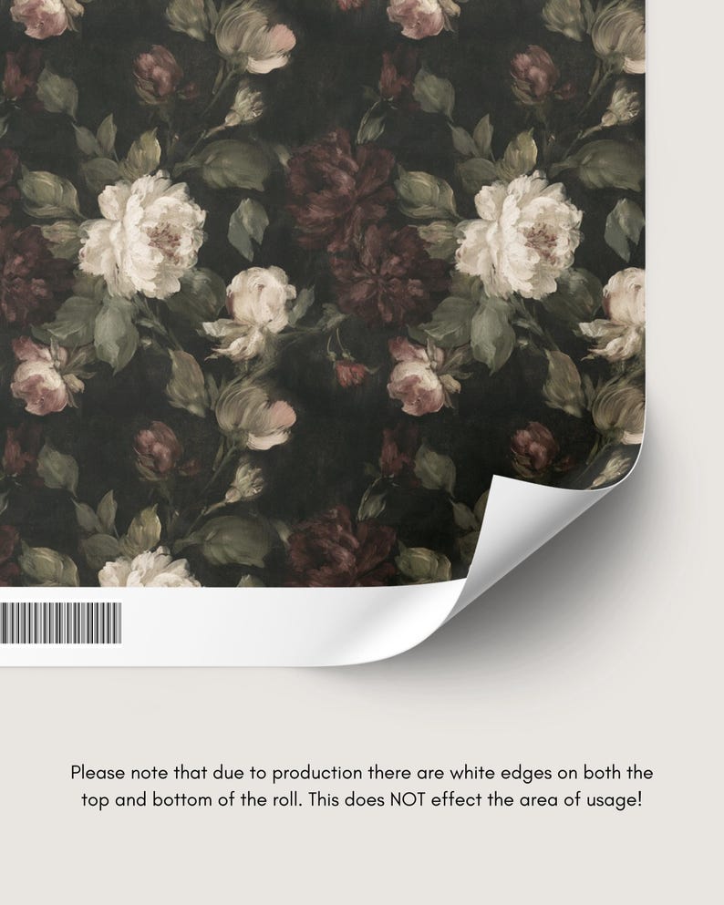 Puede incluir: Un rollo de papel pintado con fondo negro y un patr&oacute;n floral repetitivo de rosas blancas, crema y burdeos oscuro con hojas verdes. El rollo tiene un borde blanco en la parte inferior y un c&oacute;digo de barras impreso en el lado izquierdo.