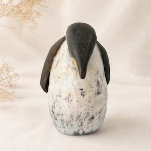 Handgemaakt raku-gestookt keramisch pinguïnbeeldje – minimalistische sculptuur van steengoed