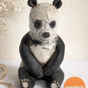 Escultura de panda hecha a mano en cerámica, hecha a mano.