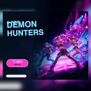 以下が含まれることがあります： K-POP DEMON HUNTERSと題された77曲のMP3トラックを含むデジタル音楽コレクション。アートワークには、ネオンで照らされたステージ上で、光る魔法のエフェクトを背景に、紫を基調としたダークな衣装を着た3人のキャラクターが描かれています。