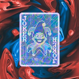 Könnte beinhalten: Eine pixelige Joker-Spielkarte mit einer Illustration eines lächelnden Narren. Die Karte zeigt das Wort "JOKER" in einer vertikalen Schriftart auf beiden Seiten des Narren. Der Hintergrund ist eine wirbelnde Mischung aus roten, blauen und irisierenden Farben.