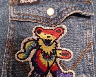 Casaco jeans feminino Grateful Dead tamanho XL – Jaqueta jeans reciclada com patches, casaco repaginado para festivais, roupa boho para fãs da banda.