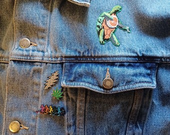 Grateful Dead Jean Jacket XXL – Vintage Wrangler Trucker with Appliqué Patches, Pins, Terrapin & Yin Yang Stealie, Deadhead Outerwear