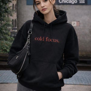 Cold Focus Hoodie - Minimalistisk tröja för ambitiösa kvinnor, huvudkaraktärens energi