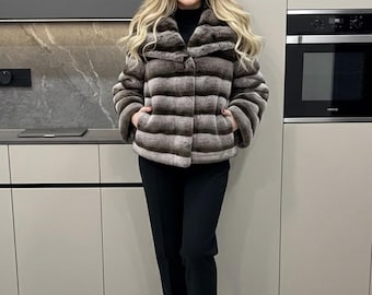 Luxury Striped Faux Fur Short Coat for Women – Soft Plush Winter Jacket with V Neck – Elegant Warm Outerwear