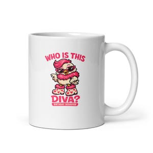 Könnte beinhalten: Weiße Keramik-Tasse mit einem Cartoon-Huhn-Charakter mit Sonnenbrille und rosa Boa. Der Text "WHO IS THIS DIVA? BIRTHDAY BEHAVIOR" ist in Rosa gedruckt. Die Tasse hat einen weißen Griff.