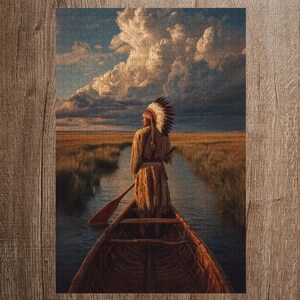 Peut inclure: Puzzle terminé représentant un Amérindien en costume traditionnel pagayant dans un canoë. La personne porte une coiffe de plumes et fait face à l'arrière. Le fond montre un ciel nuageux et un paysage marécageux avec un cours d'eau.