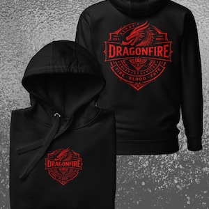 Könnte beinhalten: Schwarzer Kapuzenpullover mit rotem Drachenmotiv und dem Text "DRAGONFIRE". Das Design enthält die Wörter "FIRE, BLOOD, FATE" und "Realm of Mythology". Der Hoodie hat eine Kapuze mit Kordelzug.