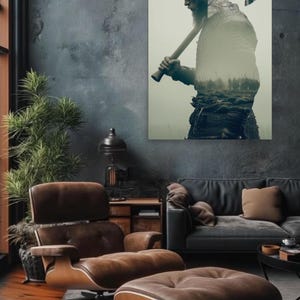 Könnte beinhalten: Ein rechteckiger Wandkunstdruck mit einem Doppelbelichtungsbild eines bärtigen Kriegers, der eine Axt über der Schulter trägt, wobei eine Waldszene über die Figur gelegt ist und eine Gruppe von Soldaten auf einem Schlachtfeld zu sehen ist.
