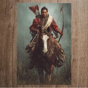 Könnte beinhalten: Ein Puzzlespiel mit einer detaillierten Illustration eines indianischen Kriegers auf einem Pferd. Der Krieger trägt rote und weiße Kleidung und hält einen Bogen und Pfeile. Das Pferd ist braun und weiß, vor dem Hintergrund von hohem Gras und einem gedämpften Himmel.