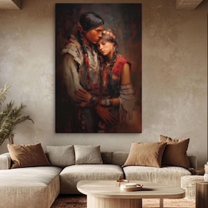 Puede incluir: Una gran impresión artística en lienzo enmarcada que representa un tierno abrazo entre dos figuras. La obra de arte presenta tonos cálidos, detalles intrincados y vestimenta tradicional, creando una sensación de intimidad y patrimonio cultural. La pintura se exhibe sobre un sofá moderno.