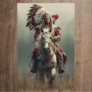 Könnte beinhalten: Ein Puzzlespiel mit einem indianischen Häuptling auf einem Pferd. Der Häuptling trägt einen Federkopfschmuck und rot-weiße Kleidung. Das Pferd ist weiß, und der Hintergrund ist ein gedämpftes Grau. Das Puzzle liegt auf einer Holzoberfläche.