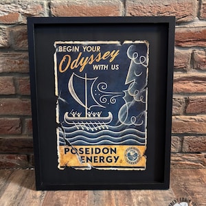 Puede incluir: Un póster rectangular enmarcado con fondo azul oscuro que presenta un dibujo lineal blanco estilizado de un barco con remeros sobre agua ondulada. El texto dice "BEGIN YOUR ODYSSEY WITH US" y "POSEIDON ENERGY" con un logotipo circular.