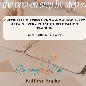 Può includere: Un taccuino aperto con liste di controllo e know-how esperto per la pianificazione del trasferimento, con il testo "The All-In-One RELOCATION PLANER" e "APPLICABLE WORLDWIDE". L'immagine include anche il nome "Kathryn Supka" e il logo "Swing Up Coaching".