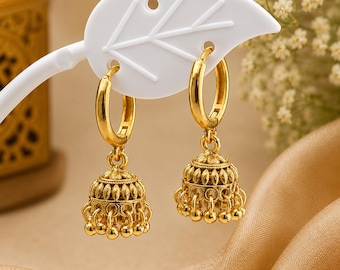 Pendientes de aro Jhumka dorados, pequeños aros minimalistas indios, delicados pendientes Jhumki tradicionales chapados en oro de 22k, regalo étnico moderno para ella.