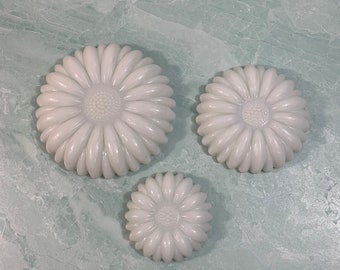 Vintage Daisy Ashtrays White Milk Glass Daisy Ashtrays Daisy Stacking Ashtrays Set of 3 Milk Glass Daisies