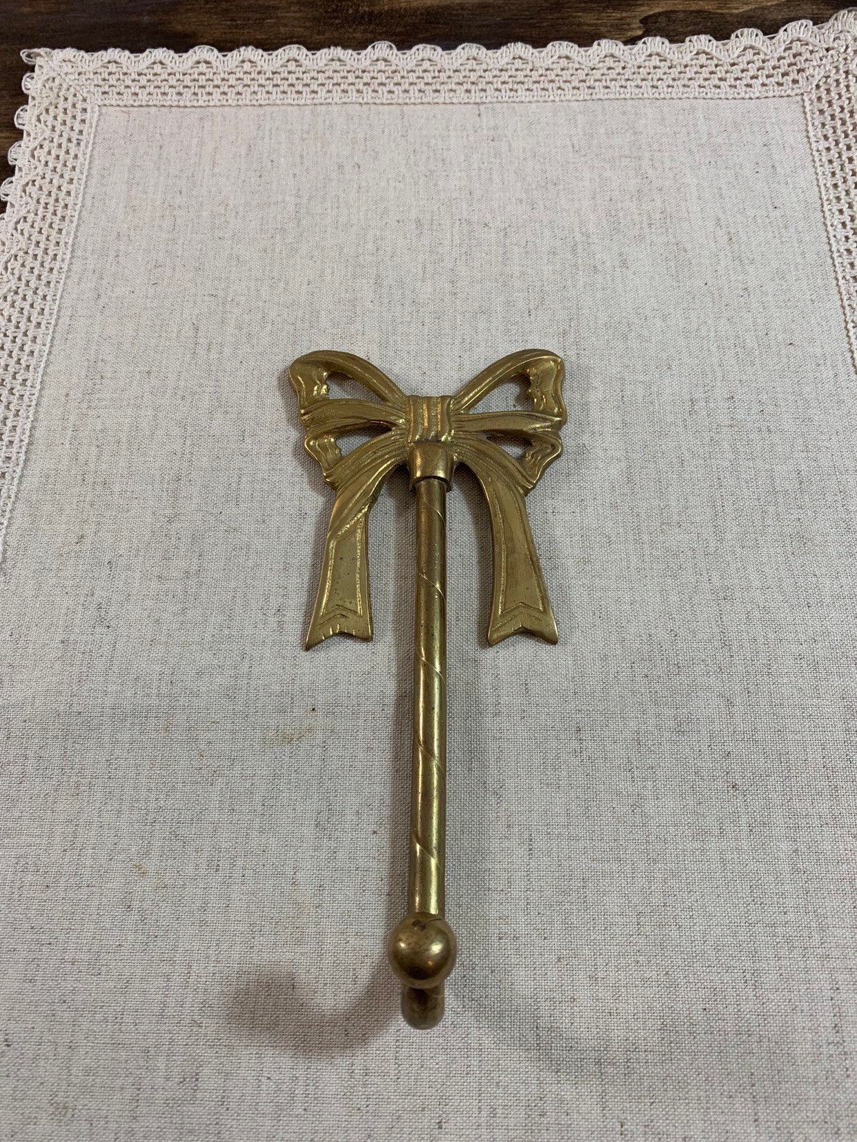 Vintage Brass Bow Wall Hook, Jewelry Organizer, Nursery  display picture 2