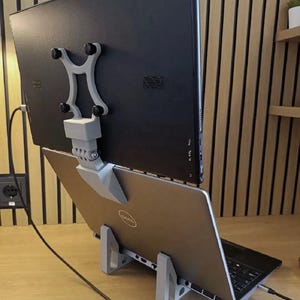 Puede incluir: Un letrero de madera rústica con el texto "Welcome to our home" en letras blancas. El letrero presenta un acabado envejecido y un diseño simple y acogedor, ideal para la decoración de la entrada.