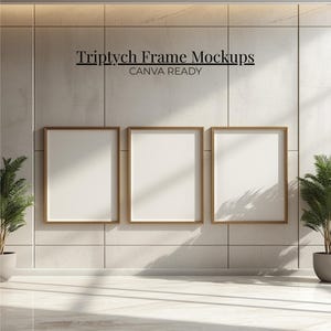 Peut inclure: Maquette de cadre triptyque avec trois cadres rectangulaires aux bordures dorées. Les cadres sont vides, avec un espace blanc pour des œuvres d'art ou des photos. Le texte "Triptych Frame Mockups CANVA READY" est au-dessus des cadres. Deux plantes en pot encadrent les cadres.