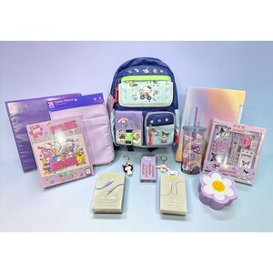 Könnte beinhalten: Eine Sammlung von Sanrio-Artikeln, darunter ein blauer Rucksack mit Charakter-Prints, eine violette Tablethülle, ein 1000-Teile-Puzzle, ein Becher mit Strohhalm, zwei Ladekabel, zwei Schlüsselanhänger, ein Schreibwarenset und ein Blumenbehälter.