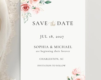 以下が含まれることがあります： クリーム色の「Save the Date」カード。 金色の筆記体で「SAVE the DATE」の文字、日付「JUL 18, 2027」、名前「SOPHIA & MICHAEL」が記載されています。 水彩画のバラで飾られています。