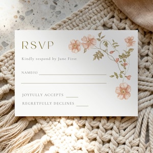 Könnte beinhalten: Rustikales Holzschild mit dem Text "Welcome to our home" in weißer Schrift. Das Schild hat eine Used-Optik und ein schlichtes, einladendes Design, ideal für eine Veranda oder einen Eingangsbereich.