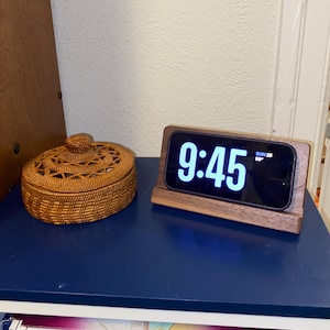 Soporte de mesilla de noche para iPhone de madera de nogal con cargador inalámbrico MagSage integrado. Hecho a mano. Madera maciza.