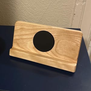 Soporte de madera de abedul para iPhone junto a la cama con cargador inalámbrico MagSage integrado. Hecho a mano. Madera maciza.