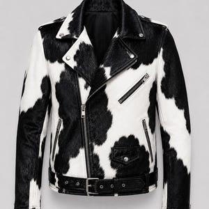 Puede incluir: Chaqueta de cuero de vaca en blanco y negro, de estilo motero clásico. La chaqueta presenta un cuello con solapas, cierre de cremallera asimétrico, múltiples bolsillos con cremallera y cinturón en la cintura. El patrón es llamativo.