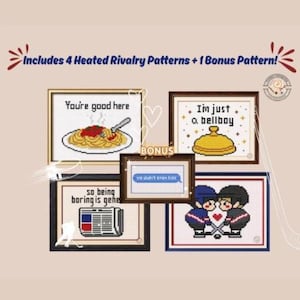 Op de afbeelding: Een verzameling van vijf kruissteekpatronen met pixel art ontwerpen. De tekst bevat 'You're good here', 'I'm just a bellboy', 'so being boring is gehe' en 'we didn't even kiss'. De afbeeldingen tonen spaghetti, een bel, een krant en twee hockeyspelers.