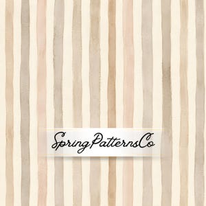 Peut inclure: Un motif répétitif de rayures verticales à l'aquarelle dans des tons beige, brun clair et crème doux. La texture semble peinte à la main avec une opacité variable. Le texte noir SpringPatternsCo est centré sur la partie inférieure.