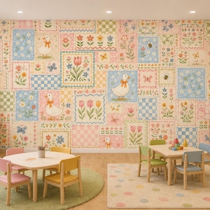 Puede incluir: Una sala de juegos para ni&ntilde;os con un papel pintado caprichoso con motivos florales y animales. La habitaci&oacute;n cuenta con mesas y sillas peque&ntilde;as, una estanter&iacute;a y una alfombra verde. El papel pintado tiene un dise&ntilde;o de patchwork con patos, flores y mariposas.
