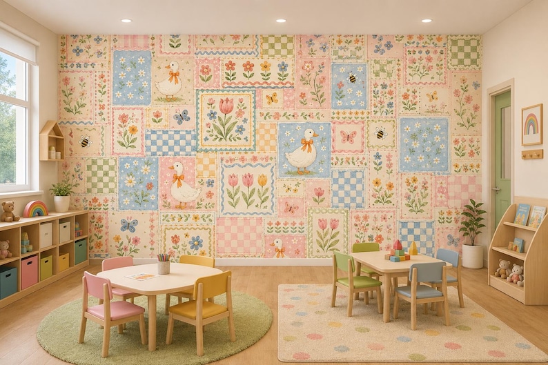 Puede incluir: Una sala de juegos para ni&ntilde;os con un papel pintado caprichoso con motivos florales y animales. La habitaci&oacute;n cuenta con mesas y sillas peque&ntilde;as, una estanter&iacute;a y una alfombra verde. El papel pintado tiene un dise&ntilde;o de patchwork con patos, flores y mariposas.