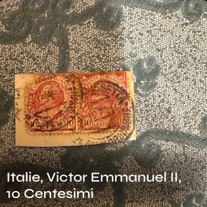 Puede incluir: Dos sellos postales italianos antiguos con un perfil de Víctor Manuel II, con el texto "POSTE ITALIANE" y "10 CENTESIMI". Los sellos son rojos y negros sobre un fondo color crema. El texto "Italie, Victor Emmanuel II, 10 Centesimi" está en la parte inferior.