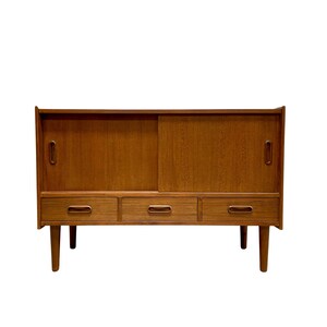 APARTAMENTO Mini CREDENZA / Aparador / Soporte multimedia de teca MODERNA de mediados de siglo imagen 10