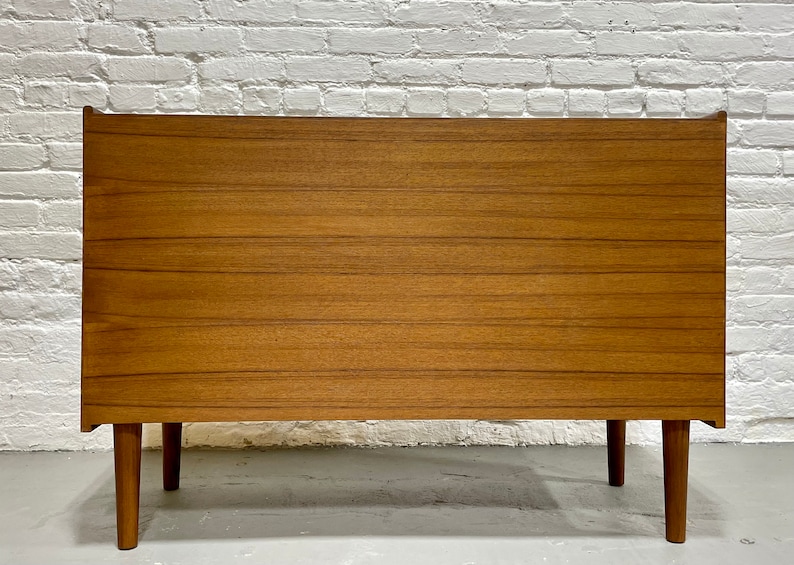 APARTMENT Sized Mid Century MODERN Teak Mini CREDENZA / Sideboard / Media Stand Bild 9