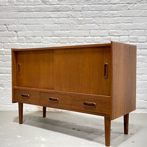 APARTMENT Sized Mid Century MODERN Teak Mini CREDENZA / Sideboard / Media Stand Bild 6