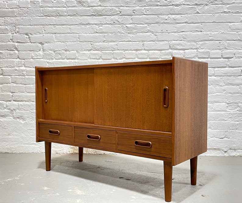 APARTMENT Sized Mid Century MODERN Teak Mini CREDENZA / Sideboard / Media Stand Bild 6