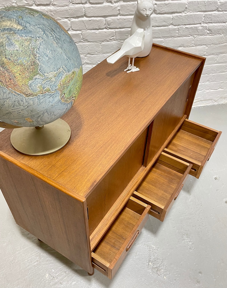 APARTAMENTO Mini CREDENZA / Aparador / Soporte multimedia de teca MODERNA de mediados de siglo imagen 4