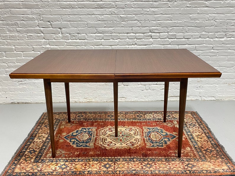 MESA DE COMEDOR moderna de mediados de siglo de NOGAL de tamaño perfecto hoja de expansión, c. 1960 imagen 3