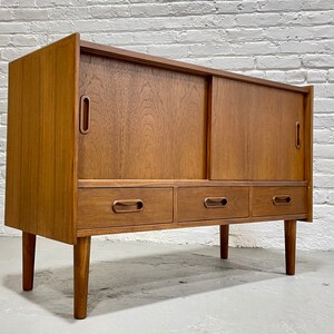 APARTAMENTO Mini CREDENZA / Aparador / Soporte multimedia de teca MODERNA de mediados de siglo imagen 2