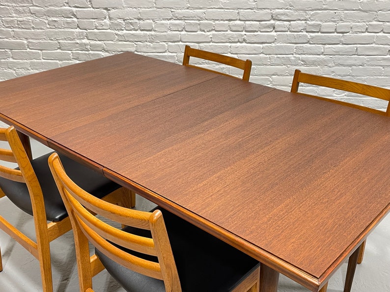 MESA DE COMEDOR moderna de mediados de siglo de NOGAL de tamaño perfecto hoja de expansión, c. 1960 imagen 8